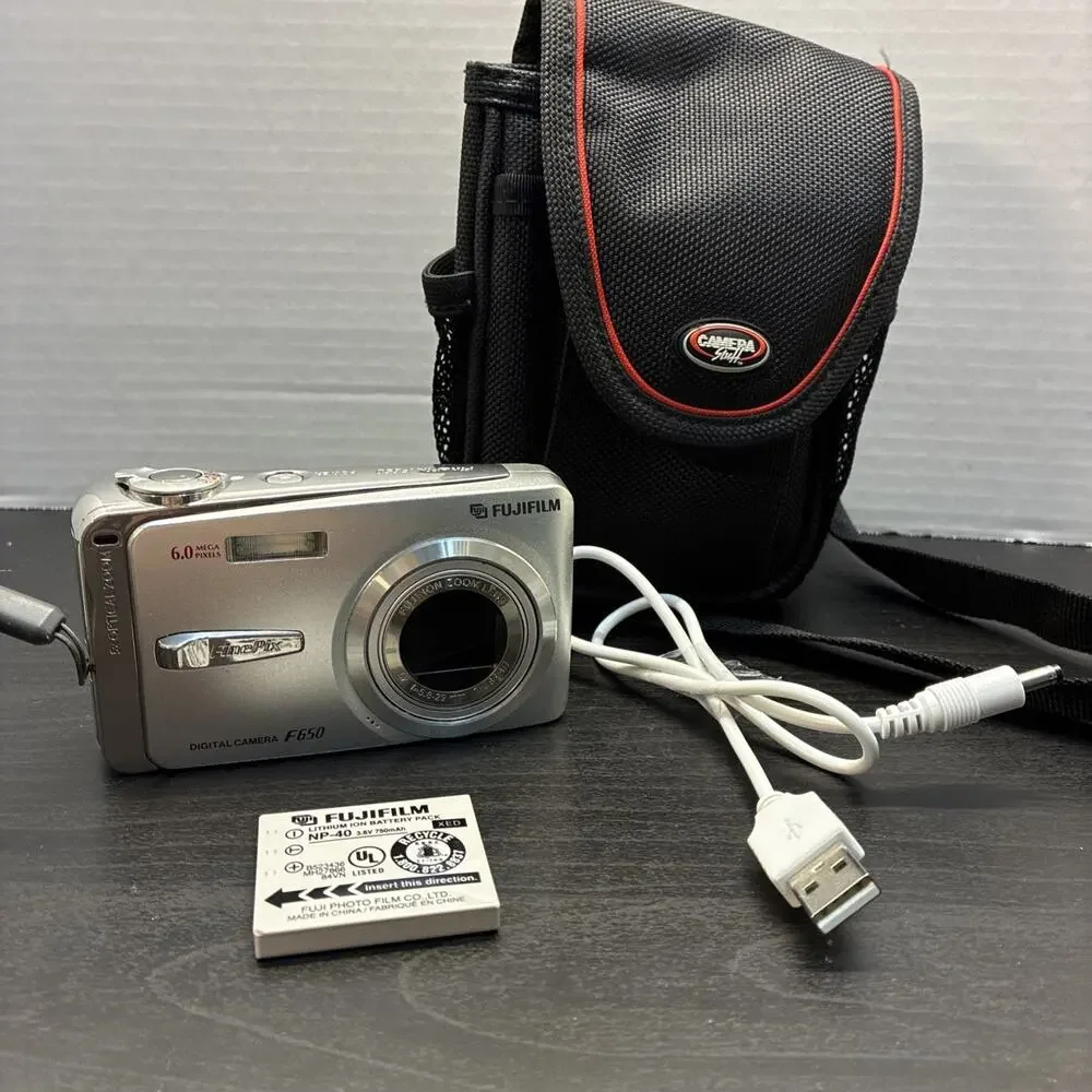 Fujifilm FinePix F650 Digital Camera & Battery Cable & Bag